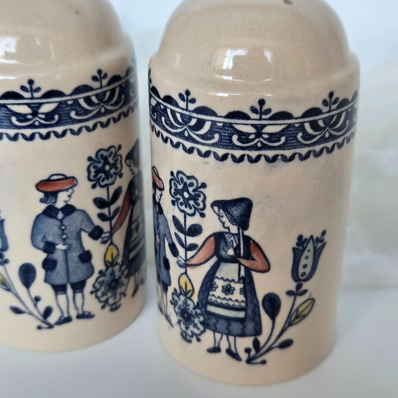 Johnson Brothers Stoke-On-Trent Old Granite Hearts & Flowers Salt Pepper Shakers - Picture 4 of 6